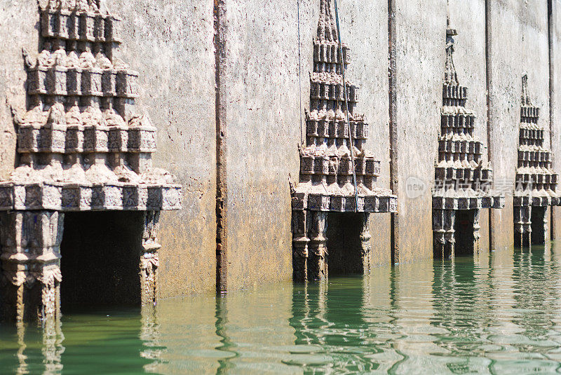 北碧Songkhla Songaria河和湖上的老泰国寺庙